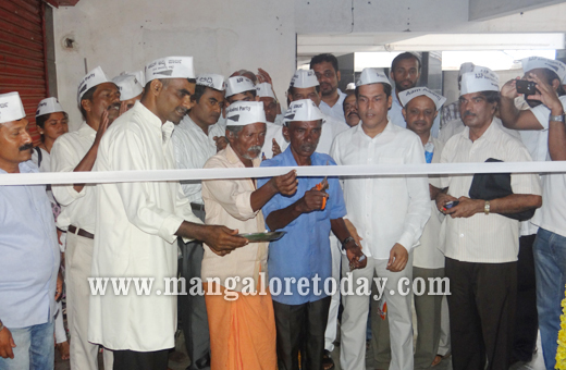 watchman inaugurates new office of Aaam Admi Party in Mangalore